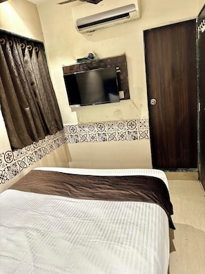 Comfort Room | Desk, laptop workspace, soundproofing, free WiFi