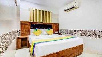 Desk, laptop workspace, soundproofing, free WiFi