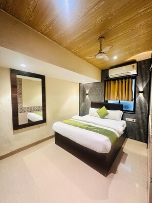Deluxe Double Room | Desk, laptop workspace, soundproofing, free WiFi - HOTEL KALPANA RESIDENCY (Mumbai)