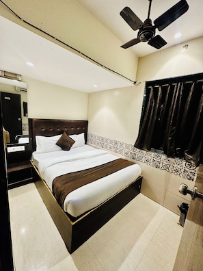 Comfort Room | Desk, laptop workspace, soundproofing, free WiFi