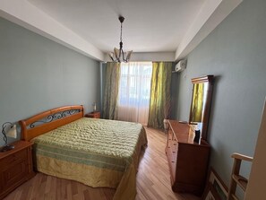 Appartement luxueux, balcon, vue sur la mer | Literie de qualité, bureau, espace de travail pour ordinateurs portables