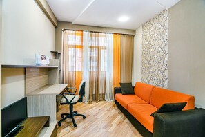 Apartamento superluxo, sacada, vista para o mar | Roupas de cama premium, escrivaninha, espaço de trabalho para notebook