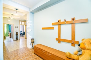 Apartamento superluxo, sacada, vista para o mar | Área de estar | TV LED 109 cm com canais a cabo, pisos aquecidos