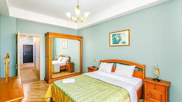 Luxury-Apartment, Balkon, Meerblick | Hochwertige Bettwaren, Schreibtisch, laptopgeeigneter Arbeitsplatz