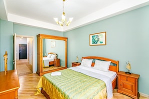 Apartamento superluxo, sacada, vista para o mar | Roupas de cama premium, escrivaninha, espaço de trabalho para notebook