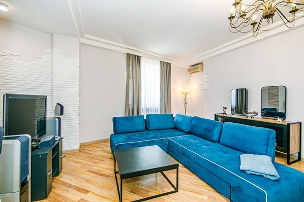 Luxe appartement, balkon, uitzicht op zee | Woonruimte | Een 109-cm ledtelevisie met kabelzenders en vloerverwarming
