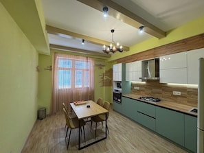 Apartamento superluxo, sacada, vista para o mar | Cozinha privada | Geladeira grande, micro-ondas, fogão, cooktop