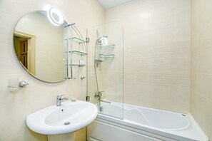 ลักซ์ชัวรี่อพาร์ทเมนท์, ระเบียง, วิวทะเล | ห้องน้ำ | ของใช้ในห้องน้ำฟรี, ไดร์เป่าผม, เสื้อคลุมอาบน้ำ, รองเท้าสวมภายในห้อง
