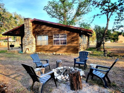 TJ`s Escape *HUGE* Landmark Oak Tree *1mile2river*
