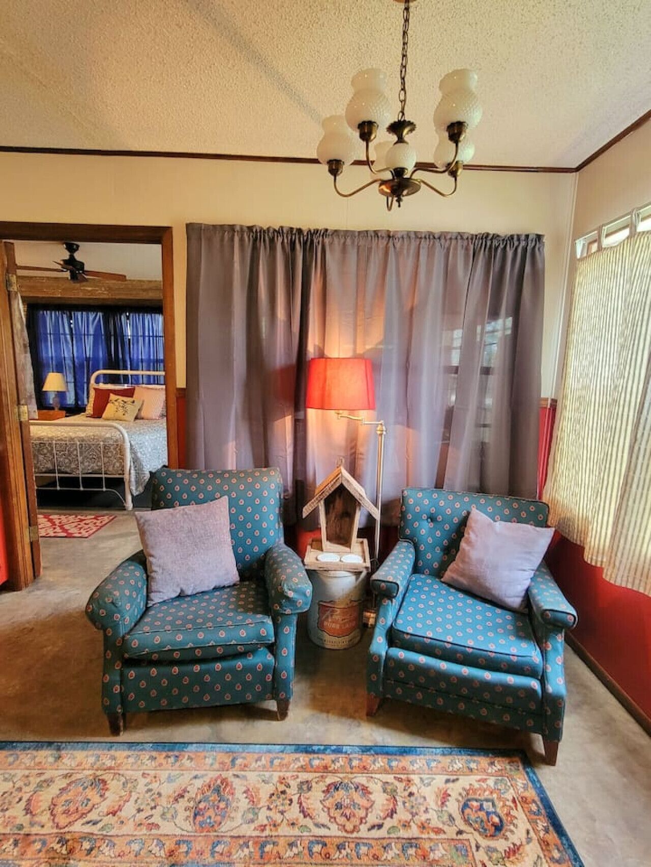 2 habitaciones, escritorio y tabla de planchar con plancha 