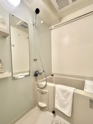 Ducha, secador de pelo, bidet, toallas