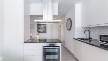 Geladeira, micro-ondas, fogão, cooktop