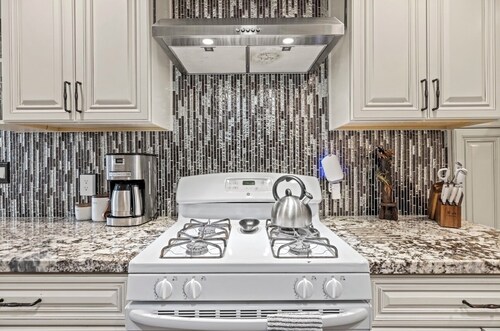 Elegant Hollywood Retreat - Spacious 2BR 2BA Condo with Resort-Style Amenities