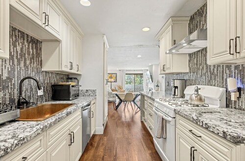 Elegant Hollywood Retreat - Spacious 2BR 2BA Condo with Resort-Style Amenities