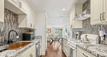 Elegant Hollywood Retreat - Spacious 2BR 2BA Condo with Resort-Style Amenities