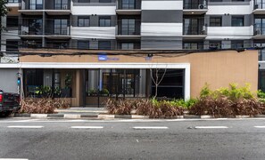 Een modern gebouw met een bord waarop
