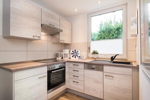 Fridge, oven, stovetop, coffee/tea maker