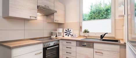 Fridge, oven, stovetop, coffee/tea maker