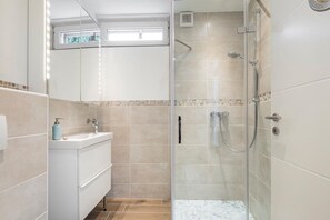 Shower, hair dryer, towels