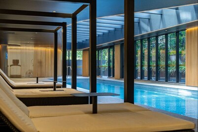 Lakeside Luxury 2B2B Apartment | Parking Gym Pool