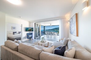 Smart TV - 2 Bed 2 Bath apartment with breath-taking Coral Sea views (Airlie Beach)