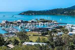 Marina - 2 Bed 2 Bath apartment with breath-taking Coral Sea views (Airlie Beach)