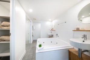 Shower, jetted bath, hair dryer, towels