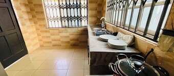 Charming 2-bedroom house close to Santasi-Kumasi. Free WiFi in an Exclusive Area