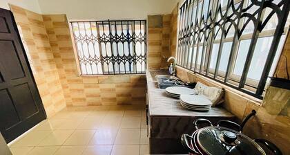 Charming 2-bedroom house close to Santasi-Kumasi. Free WiFi in an Exclusive Area