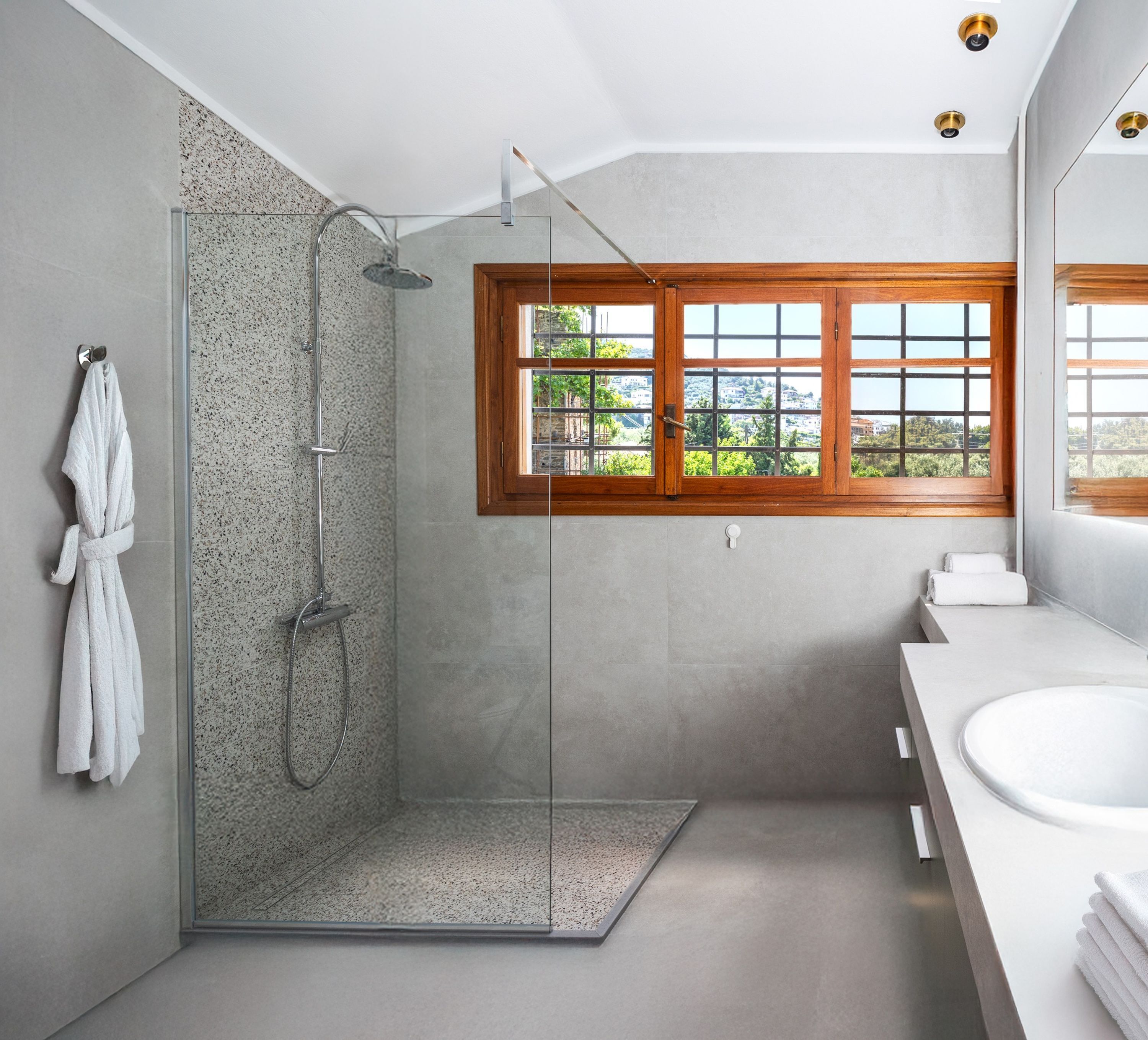 House | 5 bedrooms, desk, soundproofing