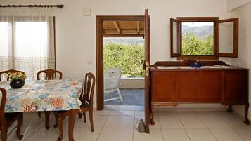 House | 1 bedroom, desk