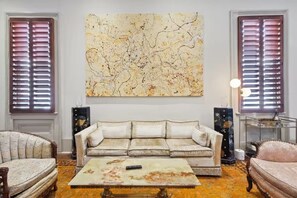 Smart TV - 1 Block to Parade & St Charles, Heated Pool & Hot Tub, Walk to French Qtr (New Orleans)