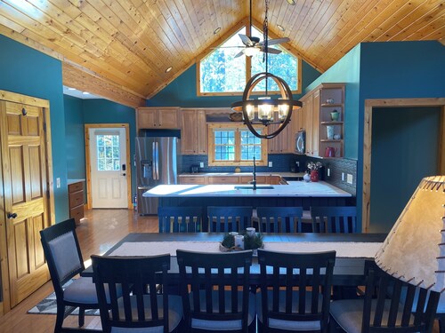 Spacious 5-bedroom house in Deep Creek, MD with Boat Dock