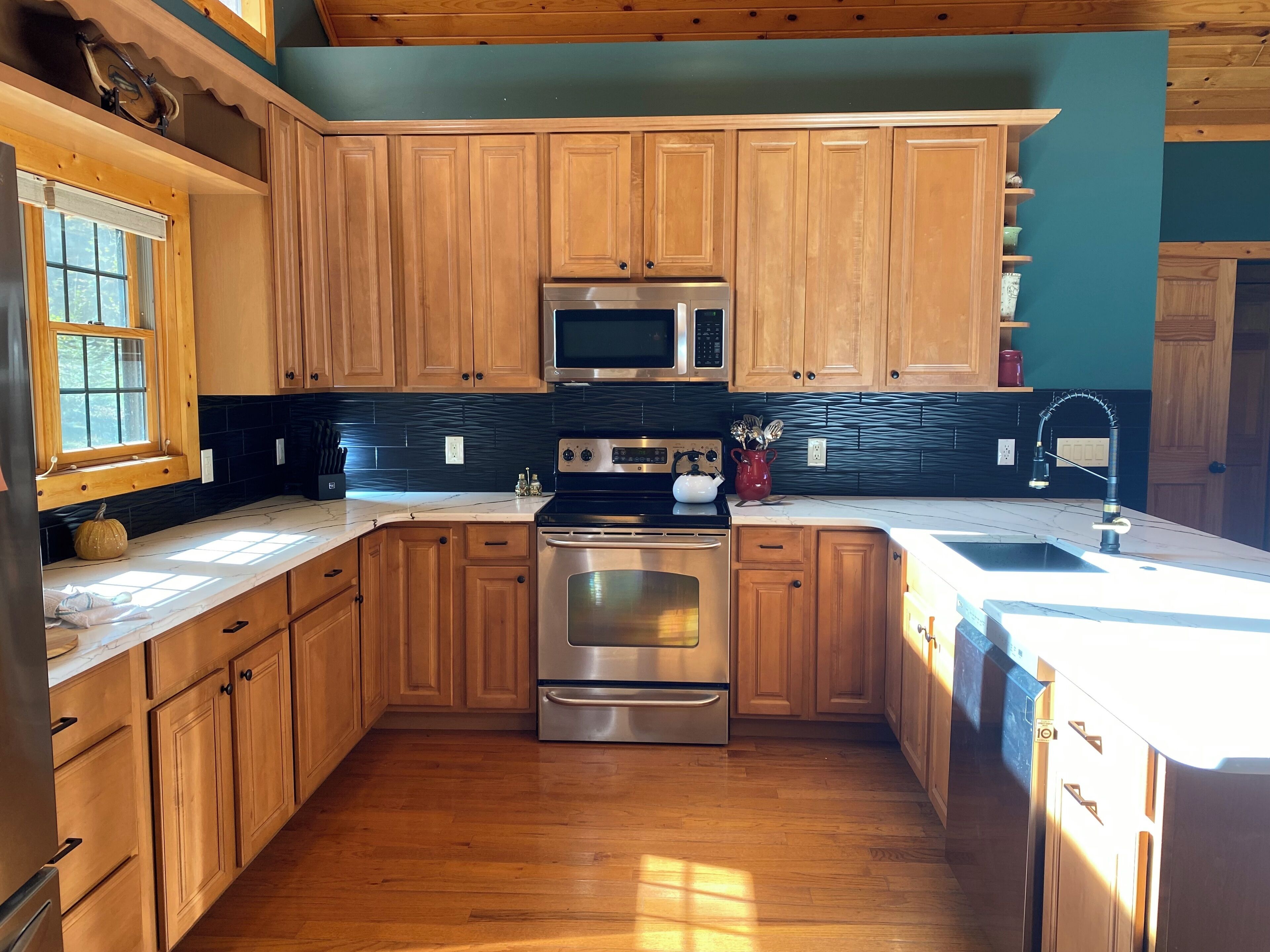 Jääkaappi, mikroaaltouuni, uuni, liesi