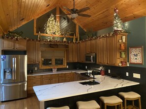 Køleskab, mikrobølgeovn, ovn, kogeplade