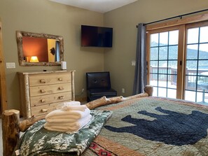 5 bedrooms, desk, iron/ironing board, free WiFi - Spacious 5-bedroom house in Deep Creek, MD with Boat Dock (Oakland)