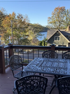 Outdoor dining - Spacious 5-bedroom house in Deep Creek, MD with Boat Dock (Oakland)
