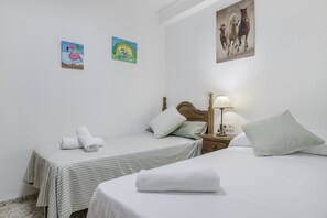 4 habitaciones, tabla de planchar con plancha y ropa de cama 
