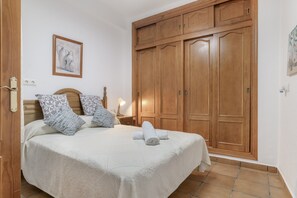 4 bedrooms, iron/ironing board, bed sheets