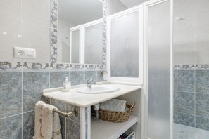Dusche, Haartrockner, Handtücher