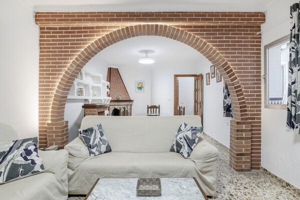 TV, fireplace