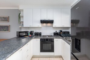 Comfort Apartment, Patio, Garden View | Private kitchen