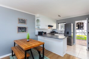 Appartement Confort, patio, vue jardin | Restauration dans la chambre