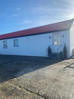 Exterior - Hayfield View Charming 2-bedroom cottage in beautiful Beaufort, Killarney, WIFI (Killarney)