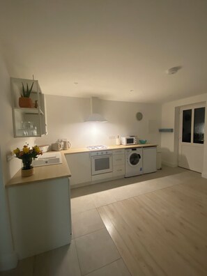 Private kitchen - Hayfield View Charming 2-bedroom cottage in beautiful Beaufort, Killarney, WIFI (Killarney)