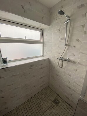 Een douche, een haardroger, handdoeken, zeep