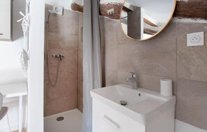 Shower - Studio coeur de ville (Sollies Pont)