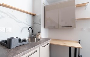 Réfrigérateur, four à micro-ondes, surface de cuisson