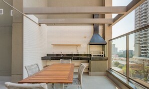 Outdoor dining - HMO - Full-length Studios in Building c/ Pool (São Paulo)