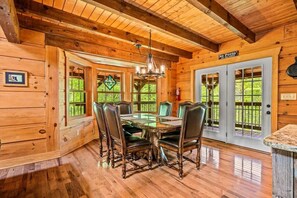 Dining - 8 acres • HotTub • free Dollywood tkt • pool table (Gatlinburg)